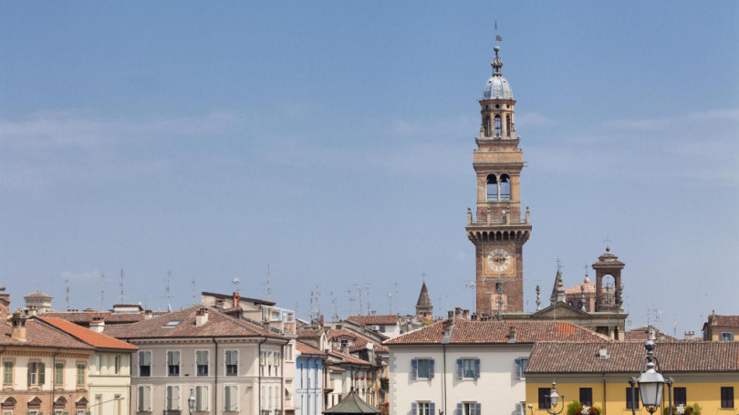 Go Blue: la torre civica si illumina per la Giornata Mondiale dell’infanzia e dell’adolescenza